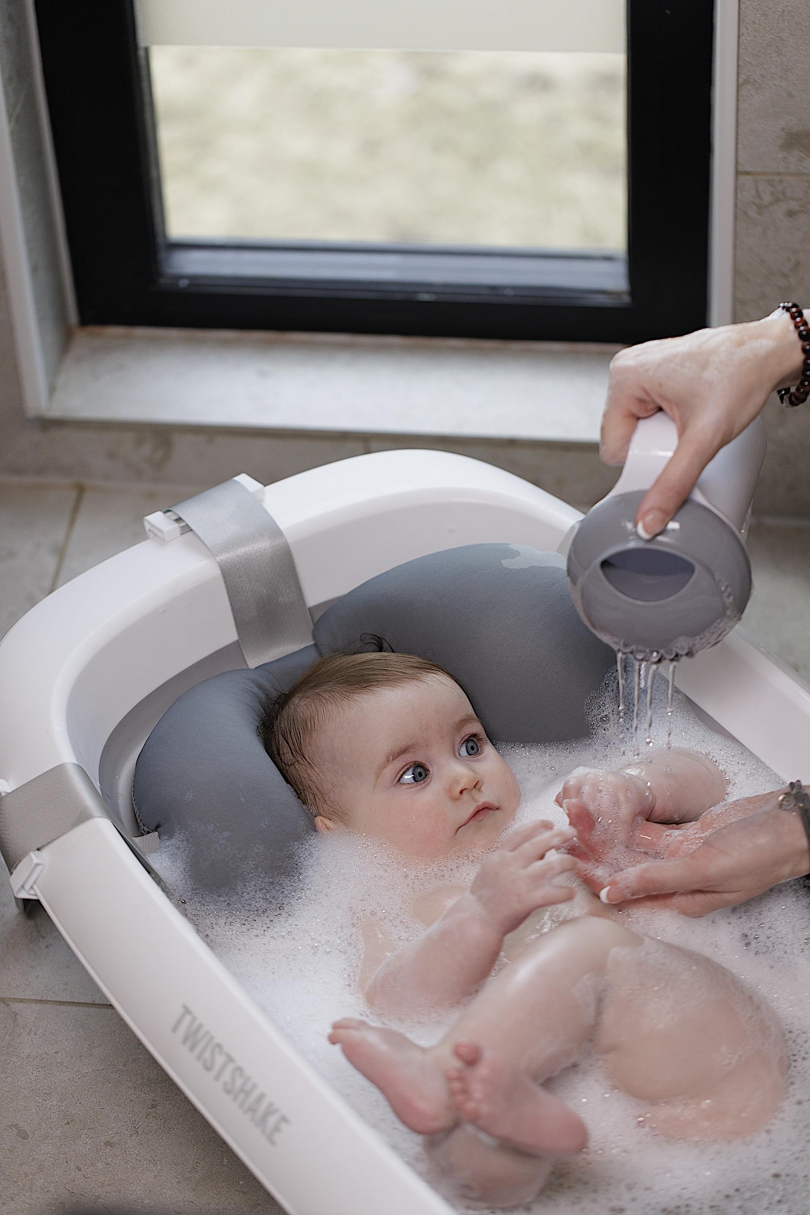 twistshake-faltbare-babybadewanne-rutschfest-30l-grau-wei image 8