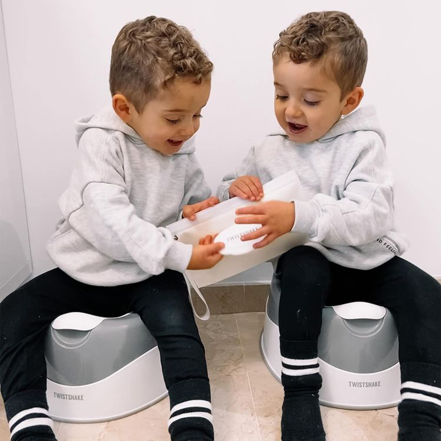twistshake-rutschfestes-babyt-pfchen-leicht-tragbar-ergonomisch-wei-grau image 6