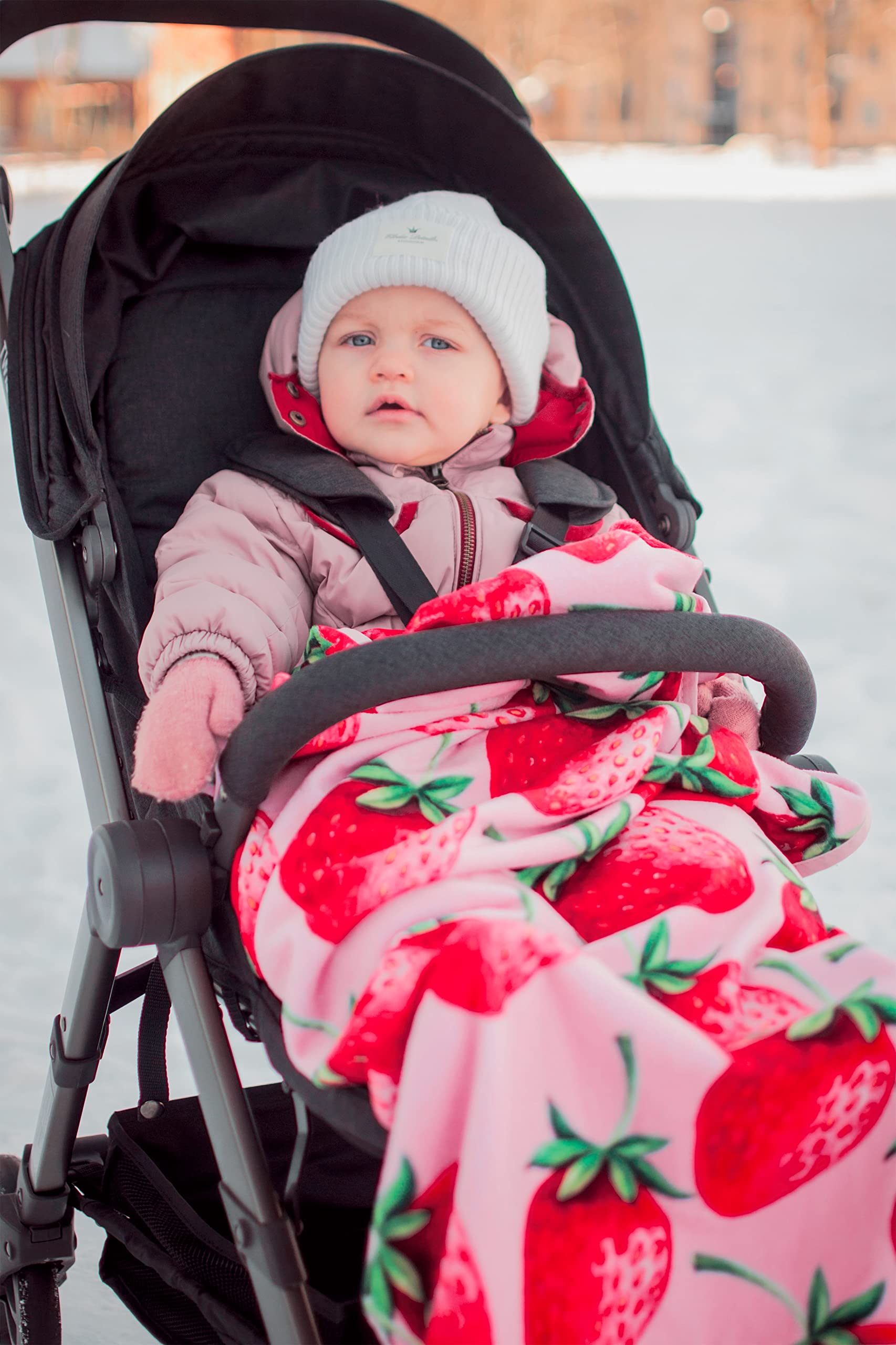 twistshake-babydecke-f-r-kinderwagen-aus-oeko-tex-samt-75-x-100-cm-erdbeeren-mus image 5