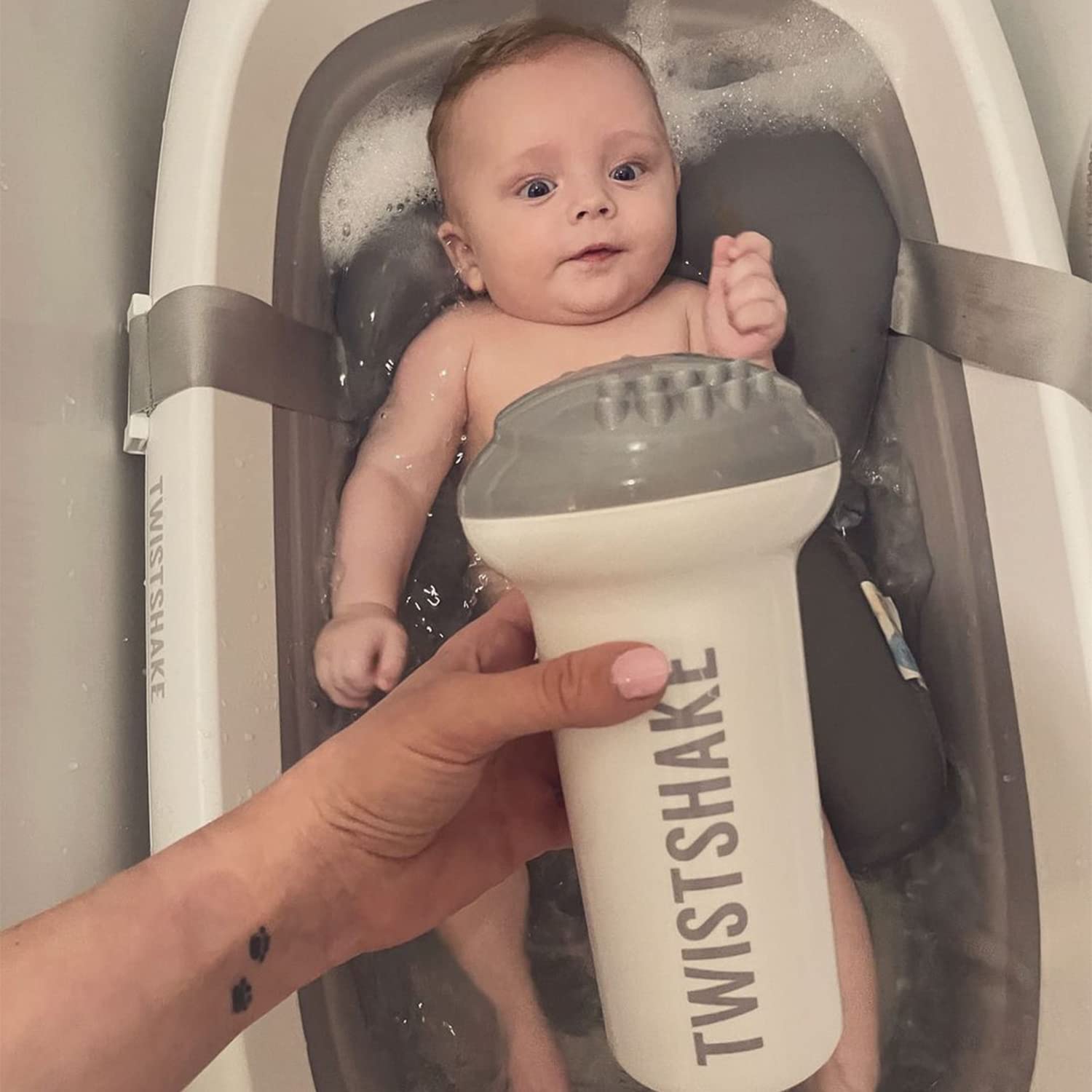 twistshake-baby-sp-lbecher-ergonomischer-badebecher-zum-haarewaschen-bpa-frei-sp image 3