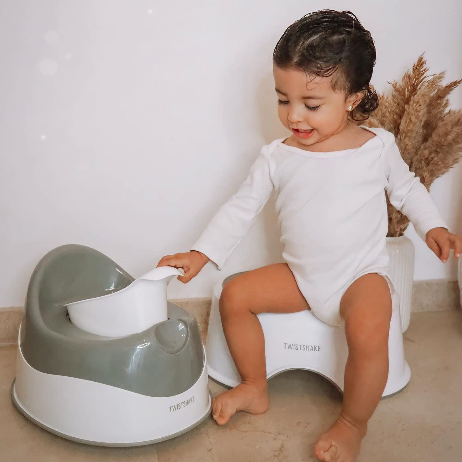 twistshake-rutschfestes-babyt-pfchen-leicht-tragbar-ergonomisch-wei-grau image 5