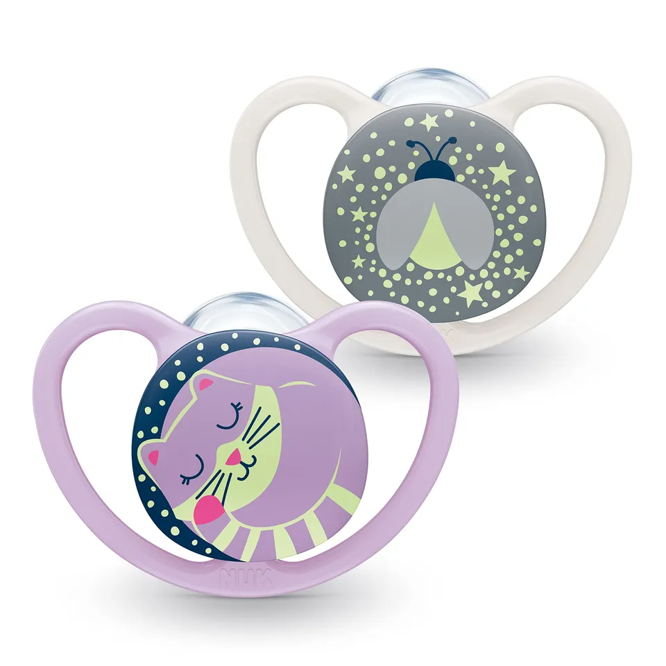 nuk-space-night-schnuller-0-6-monate-leuchteffekt-und-extra-bel-ftung-bpa-freies image 1