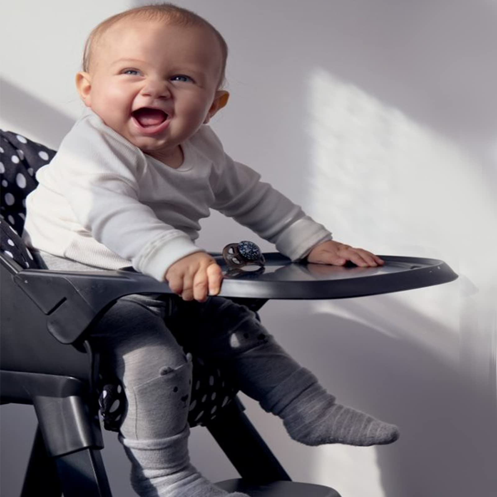 twistshake-babyhochstuhl-schwarz-aus-buchenholz-mit-abnehmbarem-tablett-und-5-pu image 6